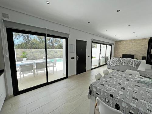 uma sala de jantar e sala de estar com mesa e cadeiras em BAMBÚ SUP · Casa rural en Vejer con piscina privada em Vejer de la Frontera
