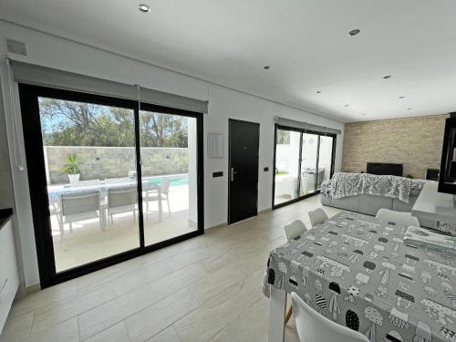 Postel nebo postele na pokoji v ubytování BAMBÚ SUP · Casa rural en Vejer con piscina privada