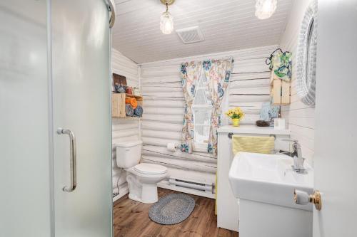 un piccolo bagno con un water e un lavandino di Le Perché-sur-la-rivière a Joliette