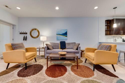 sala de estar con 2 sillas y sofá en Luxe Townhouse Flat in Hip Neighborhood, Near Metro, en Washington