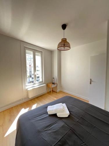 een slaapkamer met een bed met twee handdoeken erop bij Las Vegas - appartement à Reims in Reims