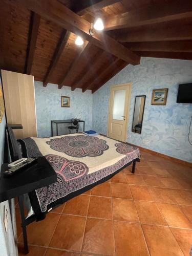 1 dormitorio con 1 cama en una habitación en Court Inn, en Galliate