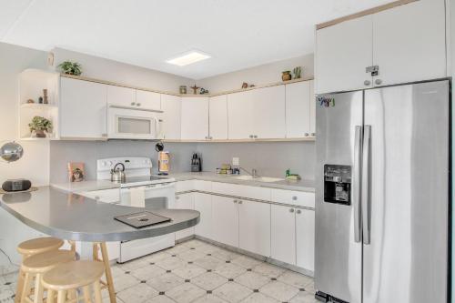 Ocean View Condo on 25th Floor Near Beach & Royal Hawaiian Shopping Center condo_2