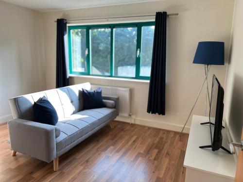 Seating area sa Cambridge Apartment with free onsite parking