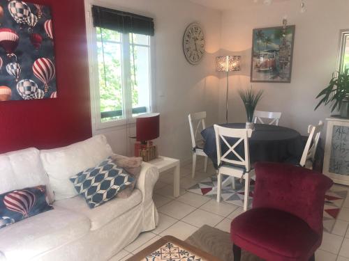 un salon avec un canapé blanc et une table dans l'établissement Résidence de standing, à Bayonne