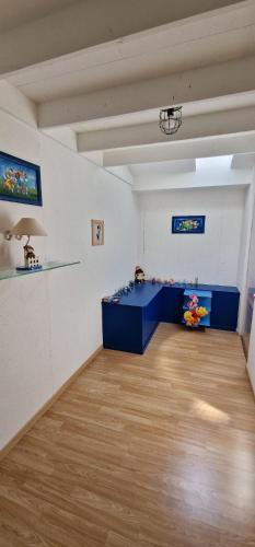 a room with a blue desk in a room at Loft tout équipé 7 personnes in Hazebrouck