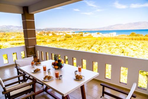 dwa stoły na balkonie z widokiem na ocean w obiekcie Ben's Homes w mieście Nopíyia