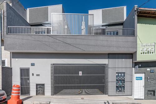 an external view of a building with a gate at Pousada Casa da Cidinha in Extrema