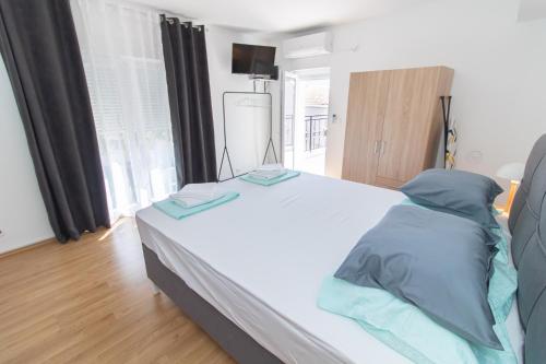 Tempat tidur dalam kamar di Apartments Vanaris