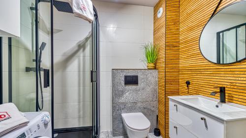 Koupelna v ubytování Apartament Malachit Osada Górska z prywatną sauną - 5D Apartamenty