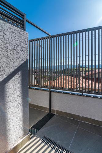 a balcony with a view of the beach at Pousada Casa da Cidinha in Extrema