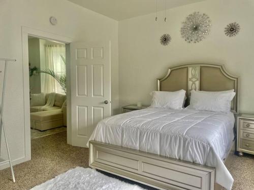 A bed or beds in a room at Beautiful Spacious Home near Saint Paul downtown