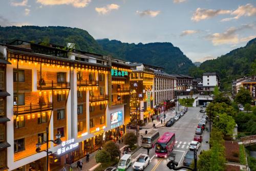 uma rua da cidade com carros estacionados na rua em Yoba Boutique Hotel em Zhangjiajie