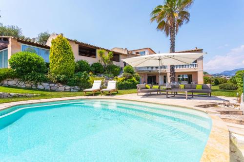 une piscine devant une maison dans l'établissement VILLA SOLEILLA VI4367 By Riviera Holiday Homes, à Nice