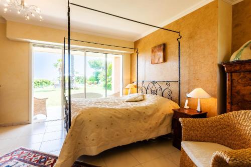 une chambre avec un lit et une porte coulissante en verre dans l'établissement VILLA SOLEILLA VI4367 By Riviera Holiday Homes, à Nice