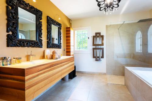 une salle de bain avec un lavabo, une baignoire et un miroir dans l'établissement VILLA SOLEILLA VI4367 By Riviera Holiday Homes, à Nice