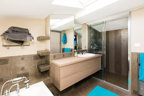 uma casa de banho com um lavatório e um chuveiro em Sublime Pépite Vieux Port 2p Vue Imprenable em Marselha