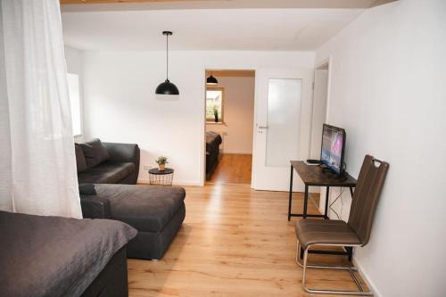 een woonkamer met een bank en een tafel bij Apartment mit Burgblick in Burglengenfeld