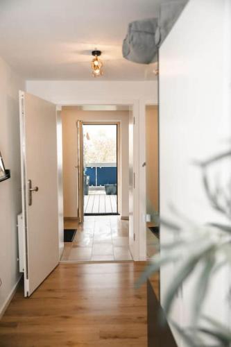an empty hallway with a door leading to a room at Apartment mit Burgblick in Burglengenfeld