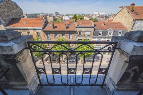 een balkon met uitzicht op de stad bij Blue Velvet Reims in Reims