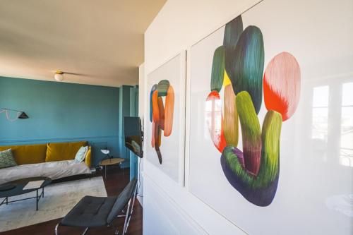 une pièce avec une peinture de cactus sur le mur dans l'établissement Blue Velvet Reims, à Reims