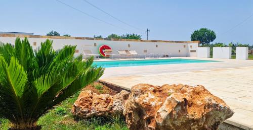 basen z palmą i budynek w obiekcie Villa Marzoni con Piscina Privata by HDSalento w mieście Tiggiano