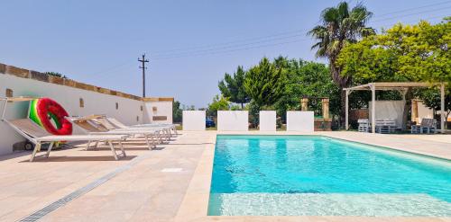 basen z leżakami i basen w obiekcie Villa Marzoni con Piscina Privata by HDSalento w mieście Tiggiano