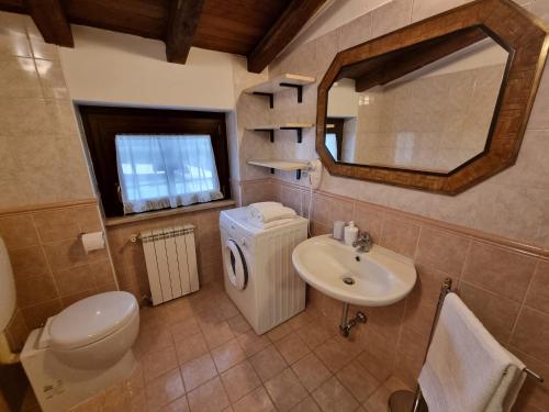 uma casa de banho com um WC, um lavatório e um espelho. em Country house Dolce Nocciola em Vignanello