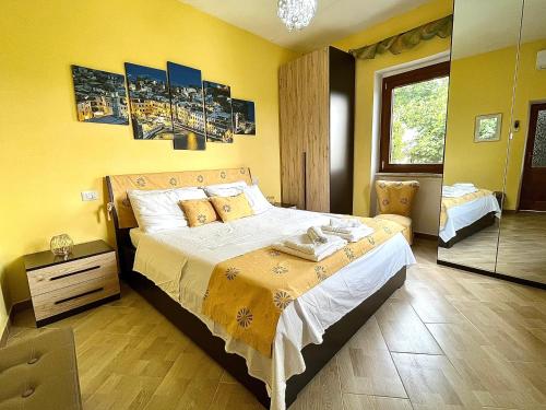 um quarto com uma cama grande e um espelho em Cà dè Armando - Val di Vara e Cinque Terre em Riccò del Golfo di Spezia