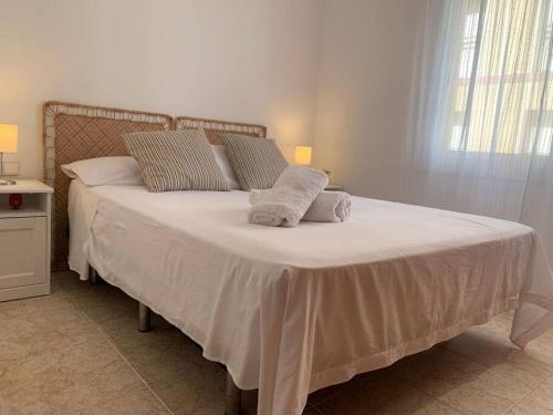 1 dormitorio con 1 cama con 2 almohadas en Apartamento Primera Línea de Playa Port-Segur, en Segur de Calafell