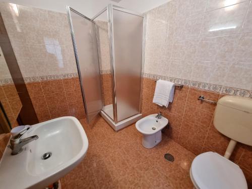 a bathroom with a sink and a shower and a toilet at Country house Dolce Nocciola in Vignanello