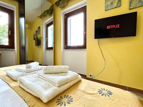 two towels are sitting on a bed in a room at Cà dè Armando - Val di Vara e Cinque Terre in Riccò del Golfo di Spezia