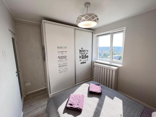 sypialnia z łóżkiem z różowymi ręcznikami w obiekcie 2 rooms A&B Center Panorama w Jassach