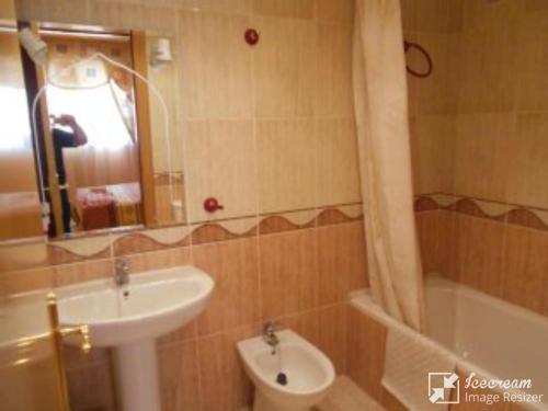 ein Badezimmer mit einem Waschbecken, einem WC und einer Badewanne in der Unterkunft Apartamento 1ª linea en Marina D´or, Oropesa del Mar in Oropesa del Mar