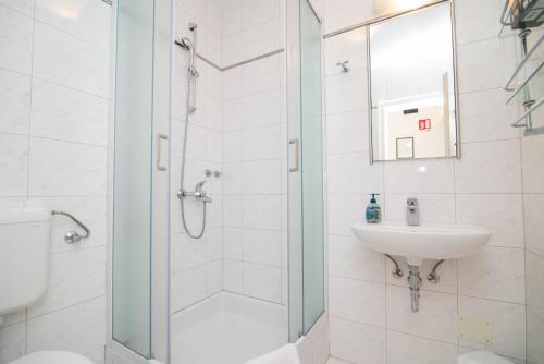 ein Bad mit einer Dusche und einem Waschbecken in der Unterkunft Villa Glencoe -suite 3 in Mali Lošinj