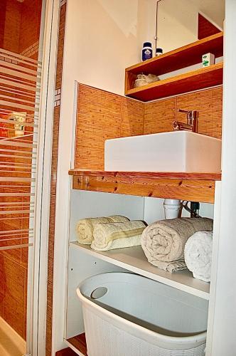 une salle de bain avec un lavabo et des toilettes dans l'établissement Citadelle Vauban, T2 l'encyclopédie, à Lille