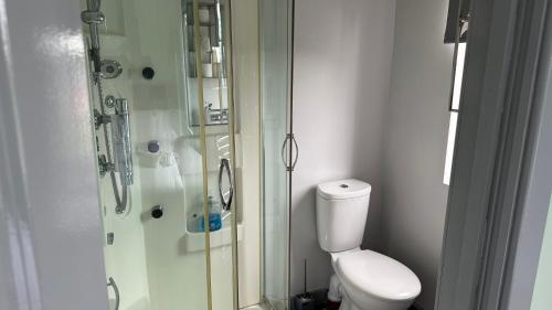 een badkamer met een toilet en een glazen douche bij Homestay in Walsall in Walsall