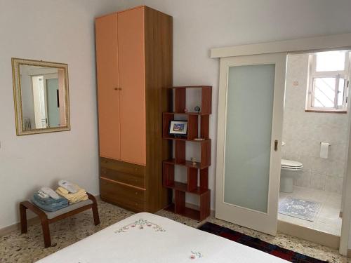 sypialnia z łóżkiem, szafką i lustrem w obiekcie interno13bari w mieście Bari
