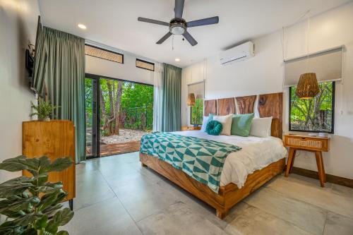 1 dormitorio con 1 cama y ventilador de techo en Casa de Armonia, en Tamarindo