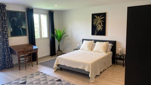 une chambre avec un lit, une table et une fenêtre dans l'établissement Résidence Soleado Maison jumelée à 800m du centre ville de Bédoin, à Bédoin