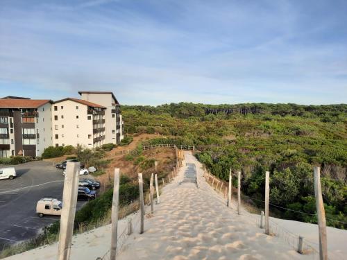 une passerelle dans le sable au-dessus d'une plage dans l'établissement Joli T2 38 m2 rénové idéalement situé, à Seignosse