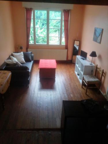 ein Wohnzimmer mit einem Sofa und einem Tisch in der Unterkunft Bordeaux Rive Droite in Cenon