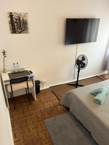 サカヴェンにあるNosso Aconchegoのベッドルーム(ベッド1台、デスク、薄型テレビ付)