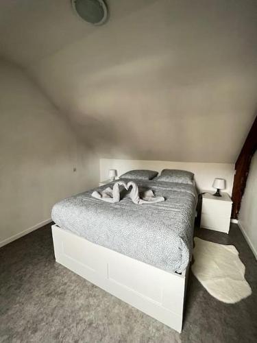 Een bed of bedden in een kamer bij Paris - appartement à Reims