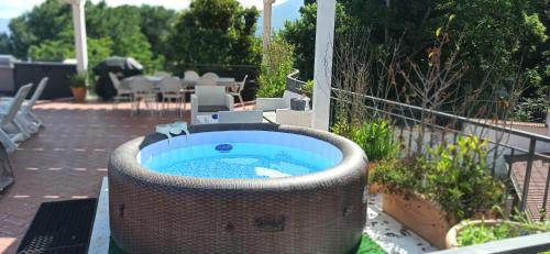 einen Whirlpool auf einer Terrasse mit einem Tisch in der Unterkunft La Terrazza Quisisana Sorrento Coast in Castellammare di Stabia
