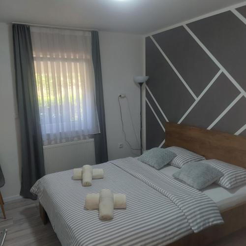 um quarto com uma cama grande e 2 almofadas em Two Bedroom Apartment em Kastav
