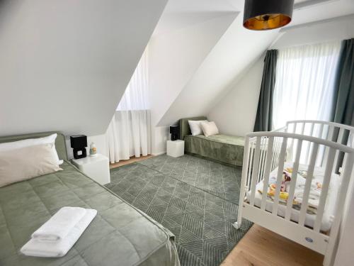 a bedroom with a crib in a room at M-Style 04 Apartment mit Balkon und Gasgrill, 24h Self-Check-In, Free Parking, Netflix in Nuremberg