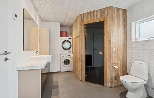 StavningにあるCozy Home In Skjern With Wifiのバスルーム(洗面台、洗濯機付)