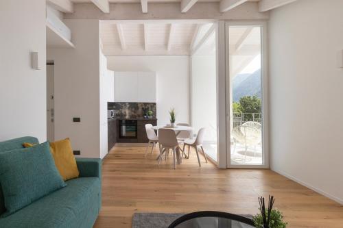 een woonkamer met een groene bank en een tafel bij Olmo Suites in Como