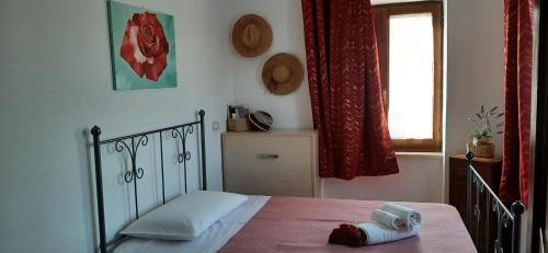 ein Schlafzimmer mit einem Bett und einem Handtuch darauf in der Unterkunft La Voce della Natura in Fermo